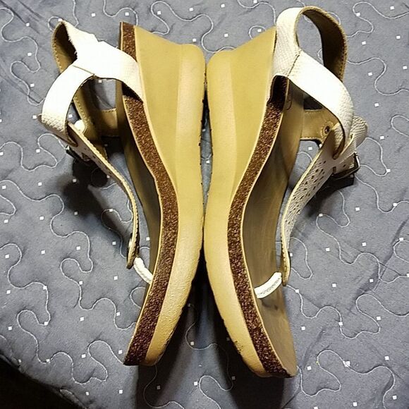 Hocus Pocus white wedge sandals size 10 - Picture 3 of 7